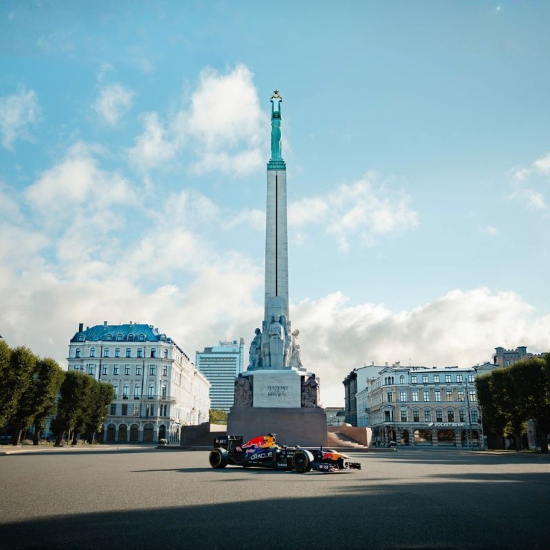 Formula 1 RB8 Latvijā – Kurbads Rīgā nodrošina Red Bull Showrun loģistiku